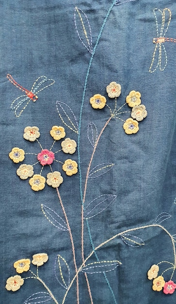 Zbliżenie haftowanego motywu